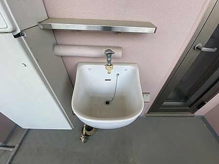 バルコニーにはスロップシンクが備わっています。外回りの掃除や汚れものの洗濯等に重宝します。【その他内観】