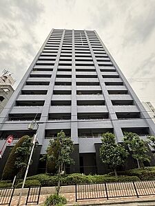 外観:地上23階・地下1階建てのタワーマンション。10階部分、南向きにつき陽当り・眺望良好な住まいです。【現地外観写真】 外観:地上23階・地下1階建てのタワーマンション。10階部分、南向きにつき陽当り・眺望良好な住まいです。【現地外観写真】