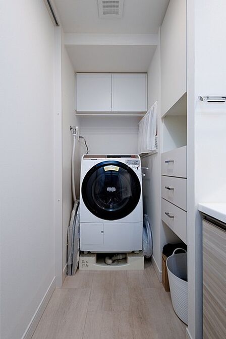 ※販売対象に家具・調度品は含まれません。防水パン付き洗濯機置き場。リネン庫があり、洗剤やタオル・部屋着などを保管できます。