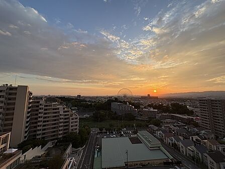 LDKは南西向きバルコニーと北西向きルーフバルコニーに面します。晴れた日には美しい夕景が広がります。【住戸からの眺望】