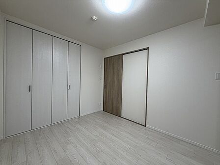 洋室約5帖。戸の開閉次第で、LDKの延長としても、個室としても利用可能。収納が設けられています。【洋室/約5帖】