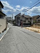 南東側は約5.2m幅の公道に接道。運転が苦手な方でも切り返しがしやすく、スムーズに駐車できそうです。【前面道路含む現地写真】