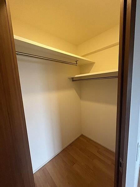 枕棚とハンガーパイプ付のウォークインクローゼット。衣類や小物類、季節品などをまとめて収納できます。【ウォークインクローゼット】