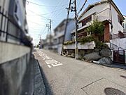 南東側道路に面しているため、陽光を取り込むことができます。ぜひ一度、実際に現地をご確認ください。【前面道路含む現地】