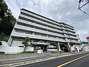 大阪モノレール本線「万博記念公園」駅徒歩15分。RC造地上5階建の2階部分です。アルコーブ付き。【現地外観】