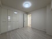 収納付きの洋室。廊下側の洋室2部屋は独立しているため、プライベートな時間をゆったりと過ごせます。【洋室/約6.6帖】