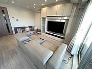 TVボード（大塚家具）は分譲に特注したもので、サイズもぴったりでデザインもリビングに合わせています。全居室ダウンライト施工など、分譲時に売主がこだわったオプションが備わっています。