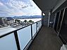 周辺：バルコニーは南向きで琵琶湖側の道路の音も静かです。また最上階の為、眺望や風通しも良好です。