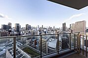 16階部分に位置する北東・北西角住戸。バルコニーは2か所設けられており、通風・眺望良好です。【住戸からの眺望写真】