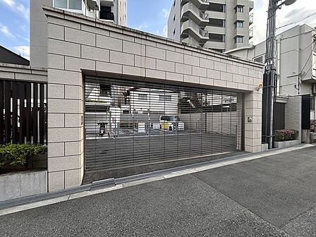 敷地内に駐車場がございます。最新の空き情報や金額などの詳細は、お気軽にお問い合わせください。【駐車場】