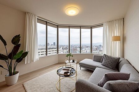 ※販売対象に家具・調度品は含まれません。北東側に大きな窓が設けられています。室内からも眺望をお楽しみいただけます。