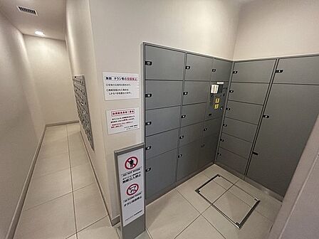 宅配ボックスがあり、不在時も荷物の受取が可能。忙しい毎日の暮らしを快適にする、便利な共用設備です。【宅配ボックス】
