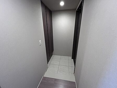 玄関先から室内が見えにくいクランクイン設計。大容量の下足入付きで、すっきりとした空間が保てそうです。【玄関】
