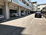 駐車場：マンション敷地内にある駐車場。高低差が少ないフラットな設計で、スムーズに車の出し入れができます。※空き状況はお問い合わせください。【駐車場】