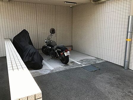 1台ずつのスペースが区切られたバイク置場。段差がないため、スムーズにバイクの出し入れができます。【バイク置場】