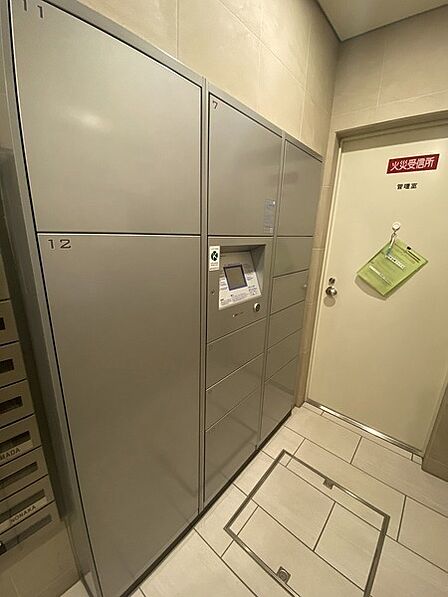 宅配ボックスが設置されています。不在時やお子さまだけでのお留守番時などの荷物受け取りに便利です。【宅配ボックス】