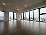 リビング/ダイニング：LDKは広々約24.5帖、南・東側2面採光設計の開放感のある空間です。爽快な眺望が堪能できます。【リビング】