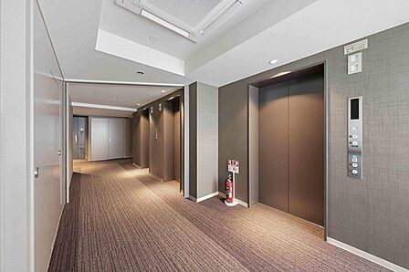 ホテルライクな内廊下設計です。【エレベーターホール】