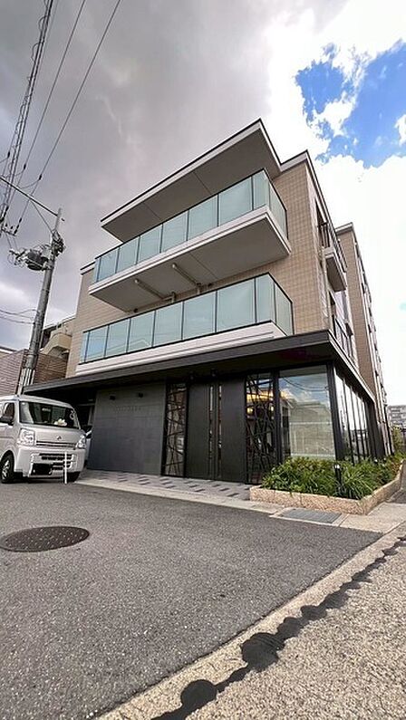 京福嵐山本線「太秦広隆寺」駅まで徒歩14分。徒歩圏内にスーパーや小学校、公園がある豊かな住環境です。【現地外観】