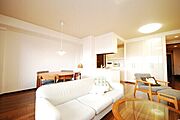 ※販売対象に家具・調度品は含まれません。キッチン横には収納が設けられています。リビング収納としても活用できそうです。