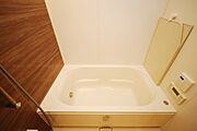 いつでも好きなタイミングで入浴できる追い焚き機能が搭載された浴室。疲れをゆったりと癒せます。【浴室】