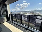 ※販売対象に家具・調度品は含まれません。バルコニーの手すり壁には透明な素材が採用され、室内からも眺望を楽しめます。