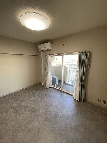 LDKは約12帖。バルコニーに面して掃き出し窓が設けられており、自然光がお部屋全体に届きます。【LDK】