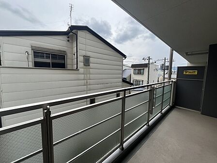 南北2面にバルコニーが設けられており、室内を心地良い空気が巡ります。それぞれ異なる景色を望みます。【住戸からの眺望】