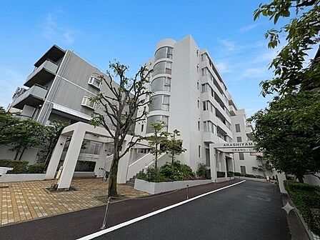京福嵐山本線「有栖川」駅徒歩6分他、複数沿線利用可能な立地。最上階×メゾネットタイプの角住戸です。【現地外観】