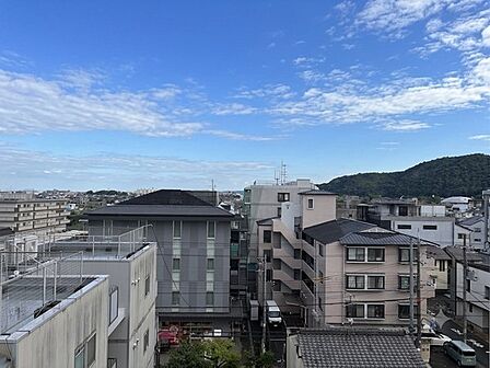 開放的な眺望。ルーフテラスや4箇所のバルコニーが備わっており、様々な景色をお楽しみいただけます。【住戸からの眺望】
