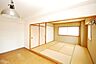 室内：※販売対象に家具・調度品は含まれません。約8帖の和室は、洋室に隣接。引き戸を開放し15帖超の空間として一体利用できます。