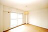 室内：振り分けタイプのお部屋につき、プライバシーを保ちながら落ち着いて過ごすことができそうです。【洋室/約9.2帖】