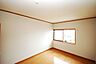 室内：2階は約5.5帖以上の3部屋がございます。書斎や在宅ワークスペース・子供部屋などに活用いただけます。【2階/洋室約6帖】