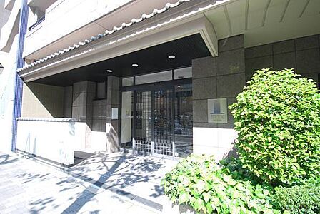 オートロックやモニタ付きインターホンが採用されているマンションです。防犯面に配慮されています。【現地外観写真】