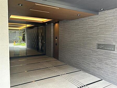 オートロックやモニタ付きインターホンが採用されているマンションです。防犯面に配慮されています。【その他共用部】