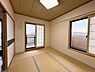 室内：2面採光設計で、明るく開放的な和室。引き戸の開閉次第で、LDの延長としても、個室としても利用可能。【和室/約6帖】