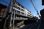 2018年7月築、総戸数37戸のRC造。地下鉄烏丸線「烏丸御池」駅徒歩8分他、複数沿線利用可能です。【現地外観】