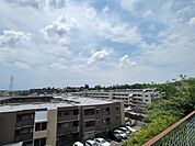 日当たり・眺望良好の立地。現況古家があり、実際の日当たりや建物の配置などをご確認いただけます。【現地からの眺望写真】