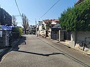 甲東園山の手の閑静な邸宅街。前面道路は東側幅員約5.7m、お車の出し入れもスムーズに行えそうです。【前面道路含む現地土地写真】