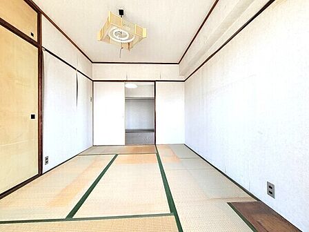 南向きにつき陽当り良好。押入れが備えられているため、布団などを収納でき、住空間を広く使えます。【和室(東側)】
