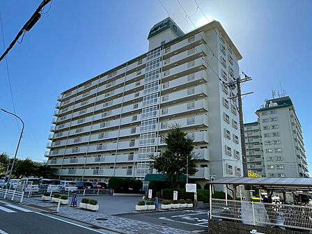地上11階建て・総戸数97戸のマンションです。南東角住戸につき、陽光がたっぷりと注ぎ込みます。【現地外観写真】