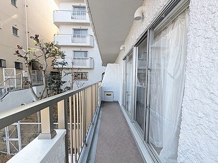 北から東側にかけて、全居室に跨るゆとりのあるバルコニー。角住戸ならではの開放感に満ちた住まいです。【バルコニー】