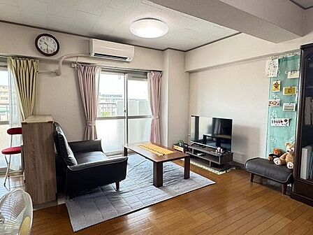 ※販売対象に家具・調度品は含まれません。2つの掃き出し窓が配された明るい空間。収納が有り、お部屋を広々と使えます。