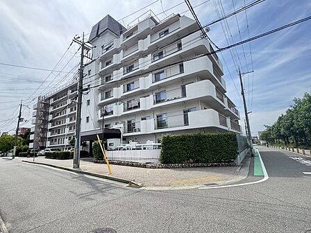RC造7階建・総戸数76戸のマンションです。阪急神戸線「西宮北口」駅徒歩11分のため、利便性良好。【外観】