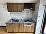 キッチン：直線的な動作で作業がしやすい、壁付けタイプのシステムキッチンです。居住空間を有効活用できます。【キッチン】