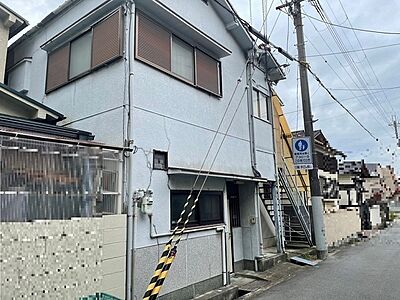 外観：現況、古家がございます。周囲にも既に建物があり、実際の陽当りや窓の位置を考慮して設計できます。【現地土地】