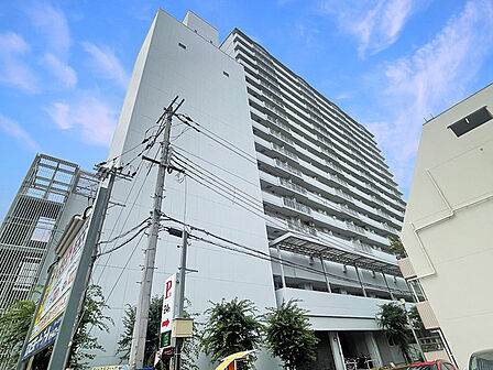 大阪・三宮方面へのアクセスがスムーズで、交通利便性は良好。通勤・通学やお出かけに便利な立地です。【現地外観写真】