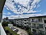 周辺：天気の良い日は気持ちの良い青空が楽しめそうです。ぜひ現地で実際の陽当たり状況などをお確かめください。【住戸からの眺望写真】