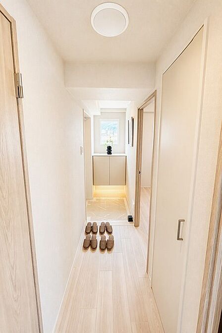 ※販売対象に家具・調度品は含まれません。窓があり上品で明るい印象の玄関です。下足入れの他、廊下部分にも収納がございます。