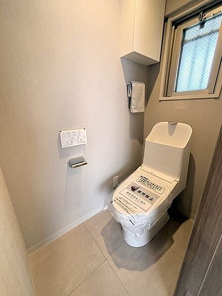 ※販売対象に家具・調度品は含まれません。温水洗浄便座付きのトイレで、毎日快適にご使用いただけます。換気に便利な窓付きです。